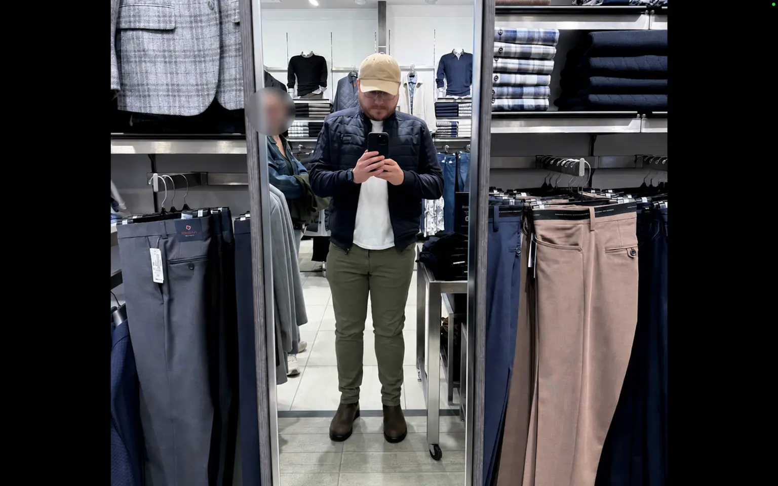 Variante générée à partir de la photo de Charles, avec un chino kaki à la place des jeans.