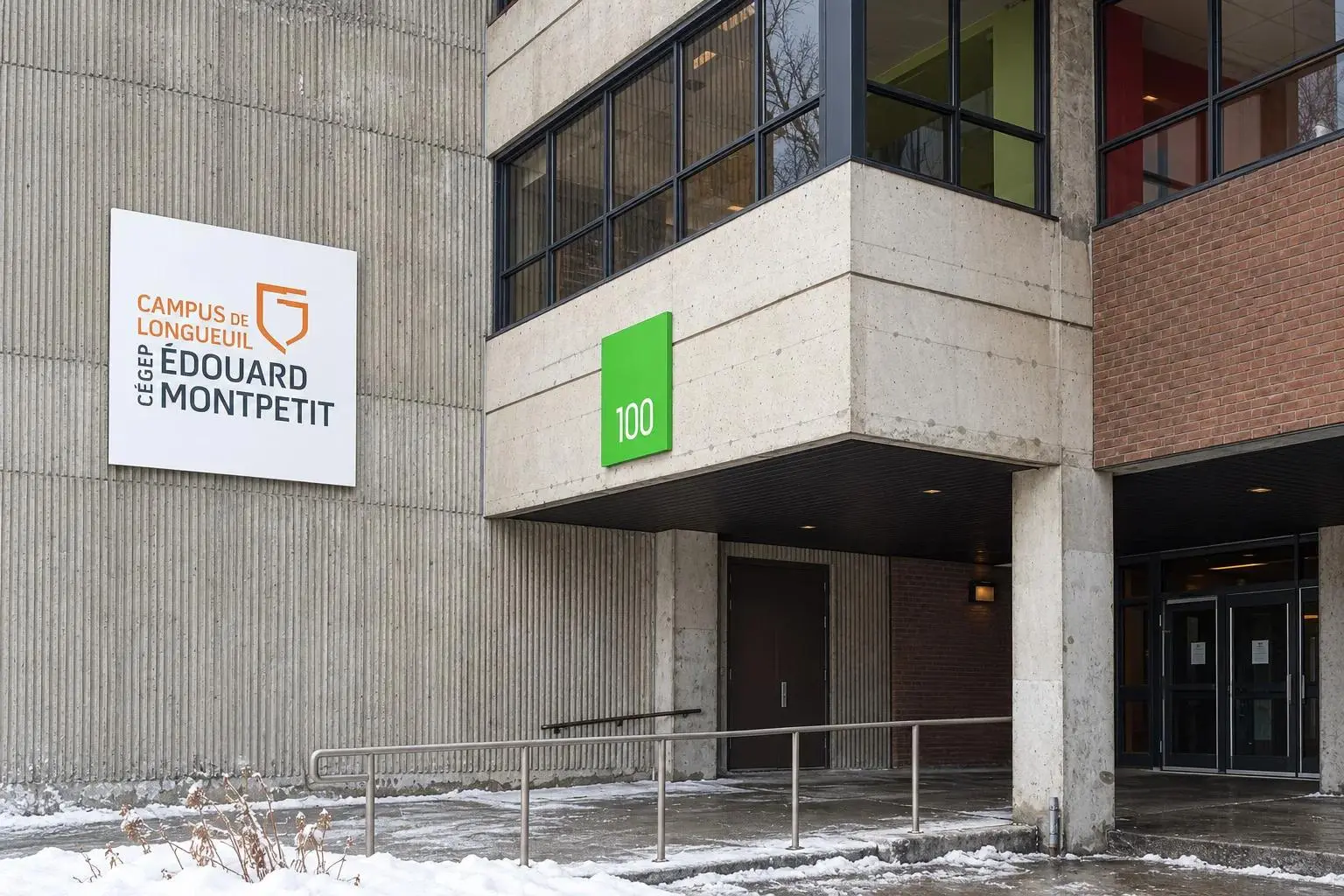 Entrée du campus de Longueuil du cégep Édouard-Montpetit, en hiver.