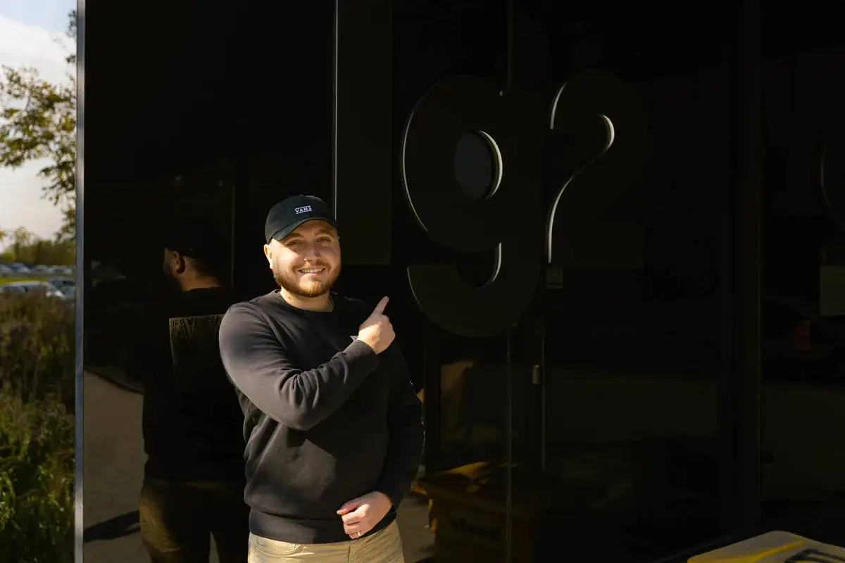 Charles Patoine devant l’enseigne LG2.